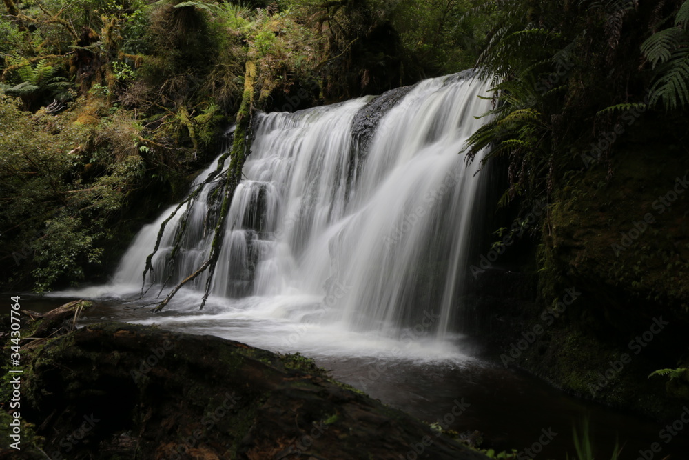 Obraz premium spadająca woda 1