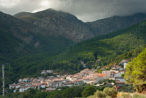 Vista de la localidad abulense de Guisando, en la vertiente sur del Parque Regional de la Sierra de Gredos. © Orion76