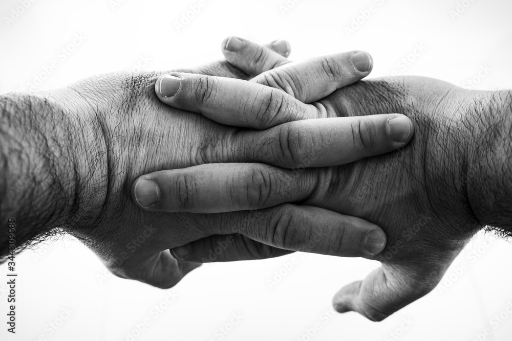 Fototapeta premium Mãos masculinas entrelaçadas preto e branco