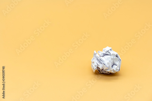 Papel arrugado en fondo amarillo