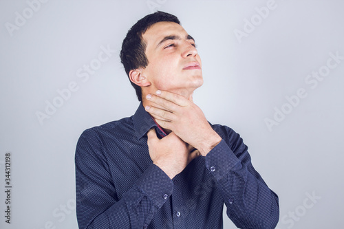 a person has a sore throat © Aram