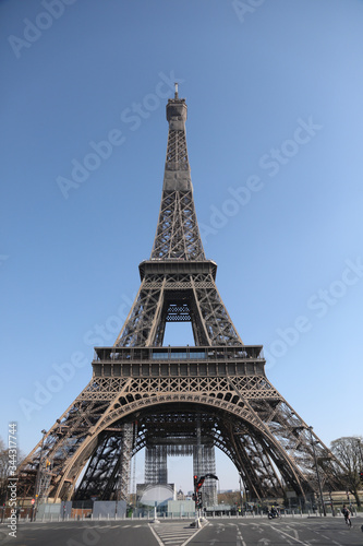 Beautiful photo of the Eiffel tower in Paris