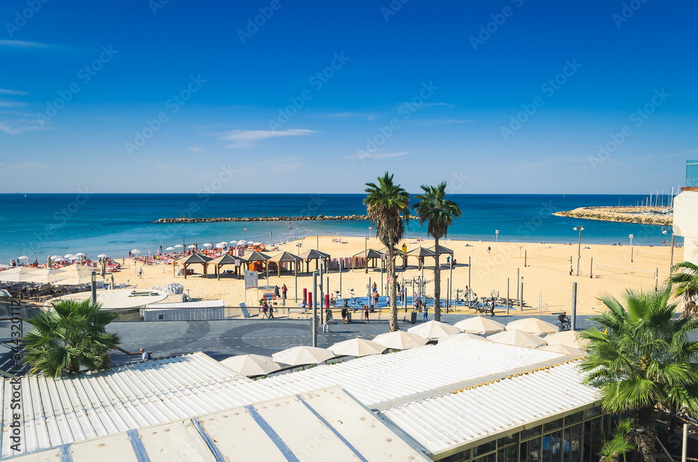 Słoneczna plaża w Tel Awiwie.