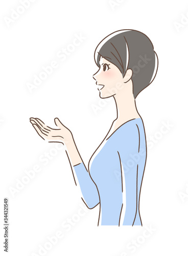 笑顔で手を差し出す女性の横顔