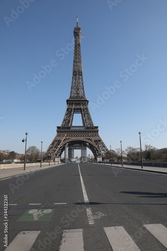 Beautiful photo of the Eiffel tower in Paris © robin-clouet.fr