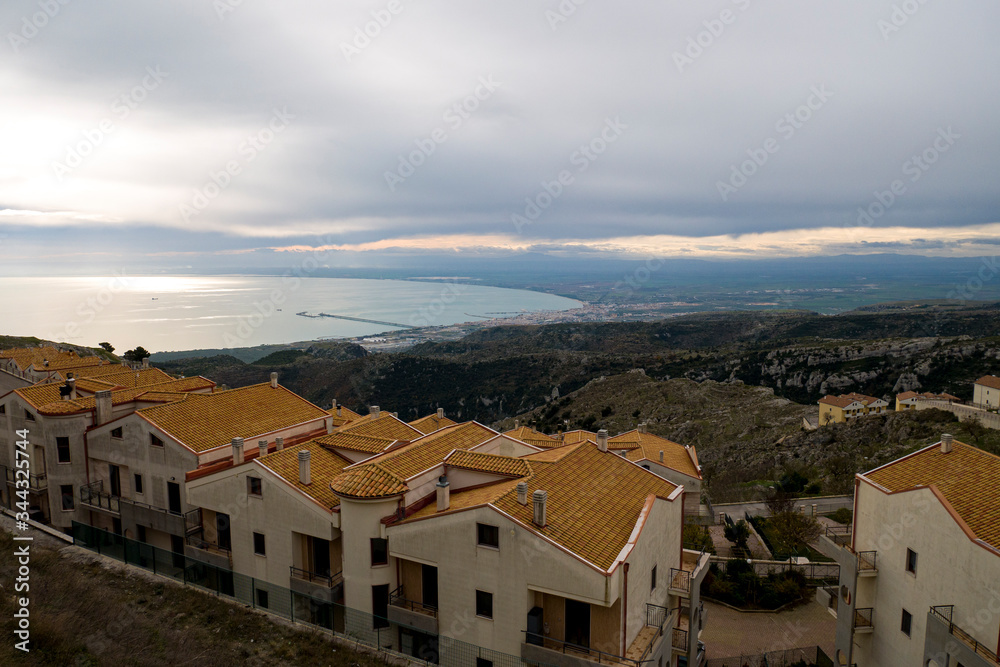 Vista panorámica del  pueblo del sur de Italia Monte Sant'Angelo en el Gargarno, Puglia.