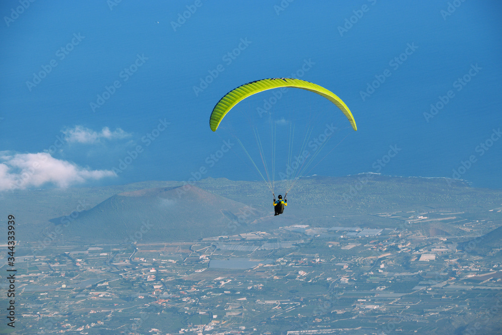 Paralotniarz  po starcie ze zbocza góry na Teneryfie - obrazy, fototapety, plakaty 