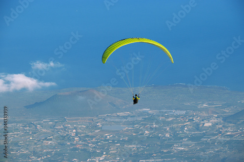 Paralotniarz po starcie ze zbocza góry na Teneryfie