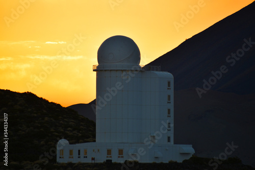 Kopuła teleskopu w obserwatorium astronomicznym del Teide przy zachodzie słońca