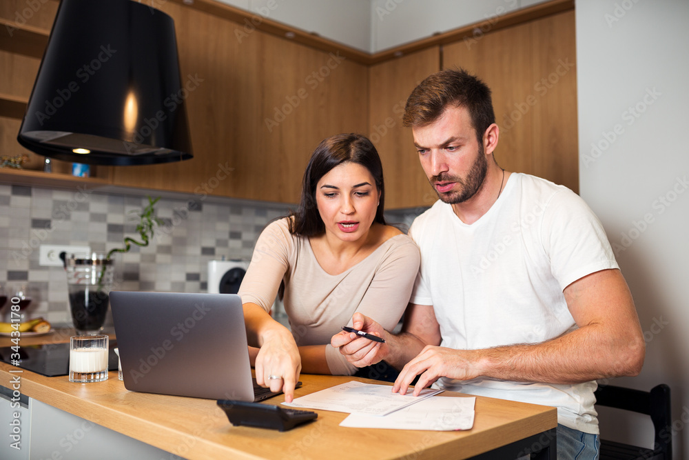 Obraz premium Couple calculating their domestic bills