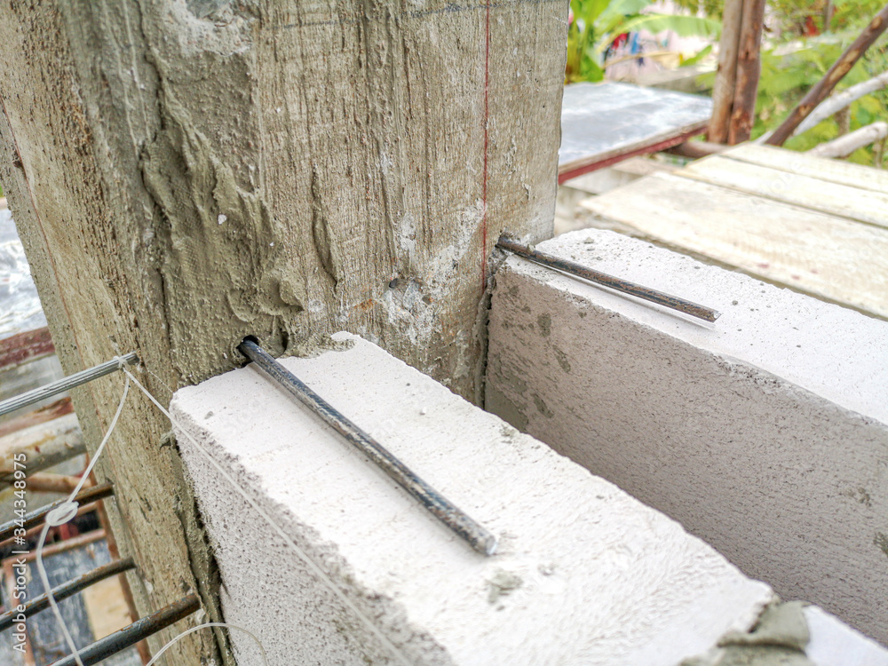 Obraz premium Construction of double-layer brick wall.