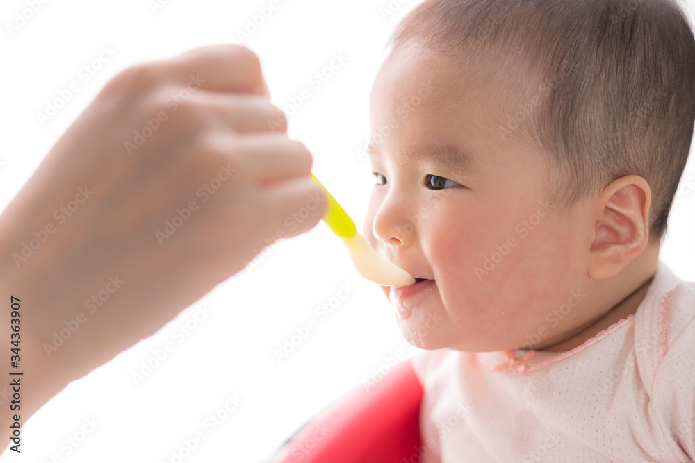 離乳食を食べる赤ちゃん 離乳食を食べる赤ちゃん