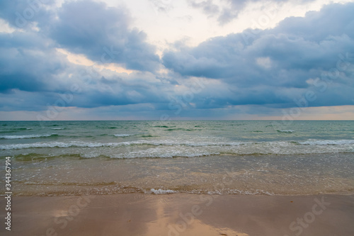Fototapeta Naklejka Na Ścianę i Meble -  Sky and clouds at the beach before sunset