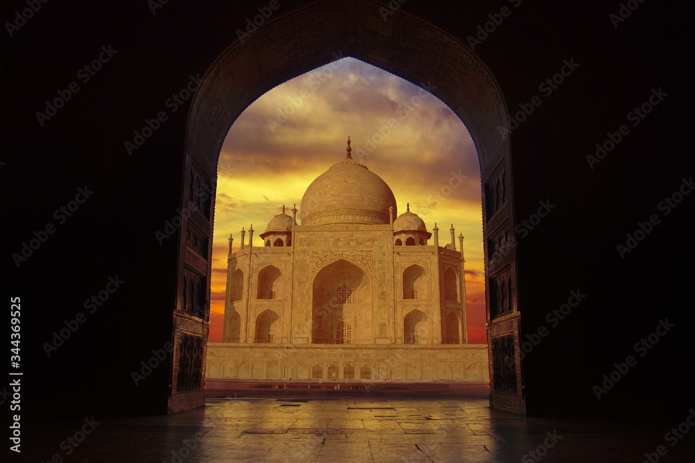 Fototapeta premium sunset on the Taj mahal mausoleum in the city of agra in the uttar pradesh province in India