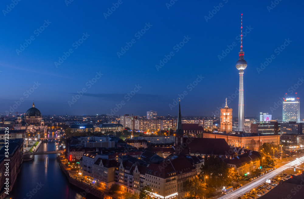 Fototapeta premium Wieża telewizyjna w Berlinie (Fernsehturm) i Szprewa o zmierzchu