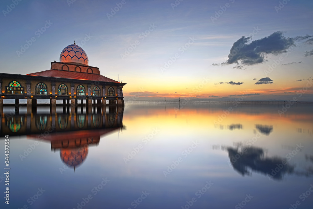 Obraz premium Beautiful mosque at sunset. Alhussain mosque, located in Kuala perlis, Malaysia.