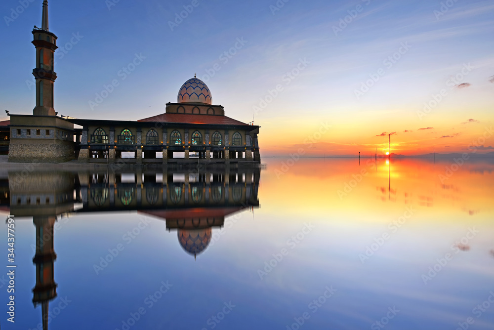 Obraz premium Beautiful mosque at sunset. Alhussain mosque, located in Kuala perlis, Malaysia.