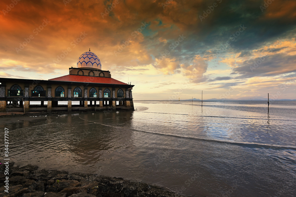 Fototapeta premium Beautiful mosque at sunset. Alhussain mosque, located in Kuala perlis, Malaysia.