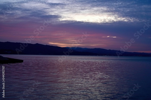 湖畔から見た宍道湖の日没直後の情景＠島根