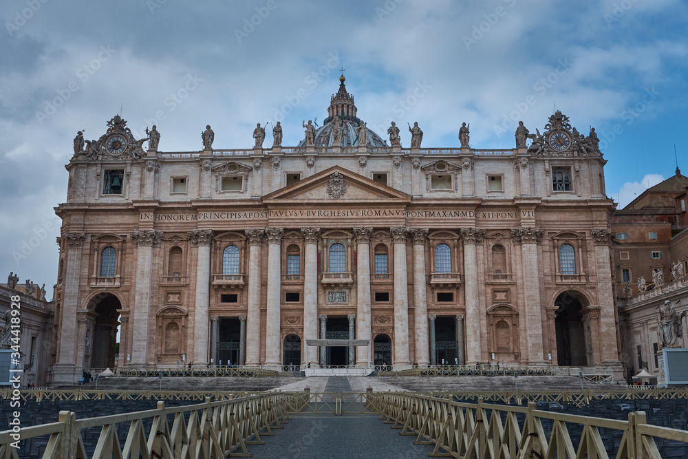 Vista simetrica de la Basilica de San Pedro, Ciudad del Vaticano
