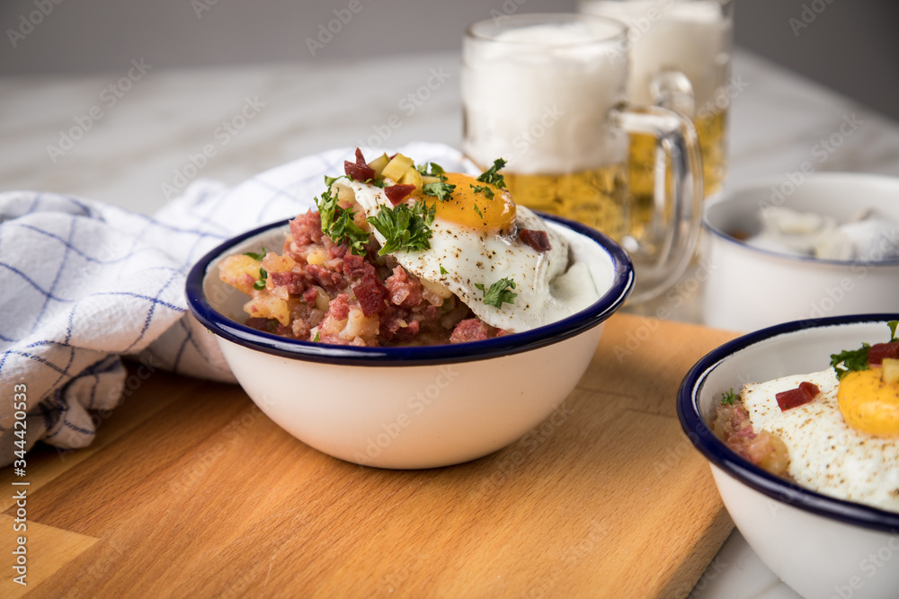 Norddeutscher Hamburger Labskaus mit Rindfleisch Corned Beef, Rote Beete, Kartoffeln, Saure