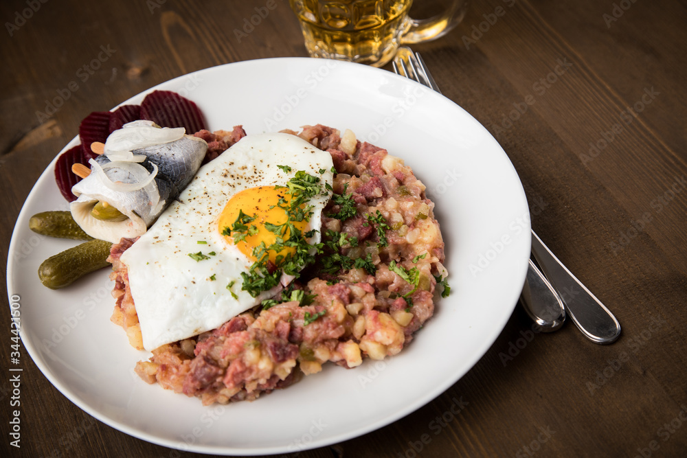 Norddeutscher Hamburger Labskaus mit Rindfleisch Corned Beef, Rote Beete, Kartoffeln, Saure