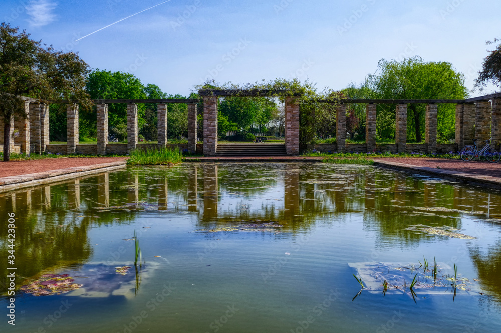 Teichanlage in einem öffentlichen Park im Norden von Düsseldorf