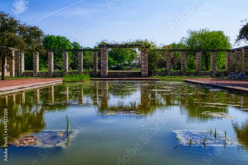 Teichanlage in einem öffentlichen Park im Norden von Düsseldorf
