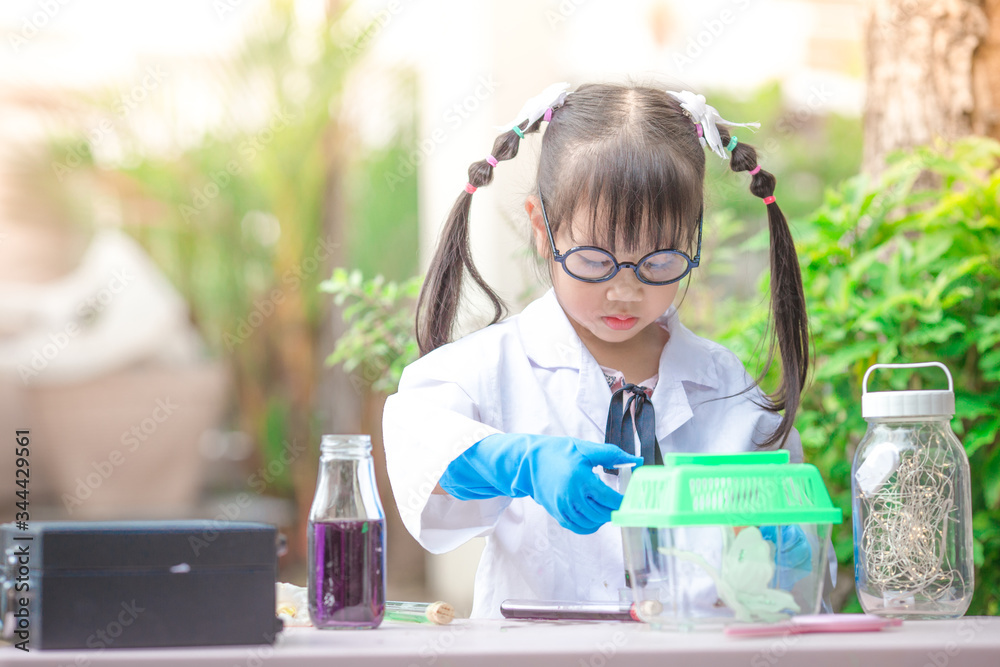 Close-up background view of a cute girl Who are learning science, business concepts, experimenting with chemical coloring or marketing planning Close-up background view of a cute girl Who are learning science, business concepts, experimenting with chemical coloring or marketing planning