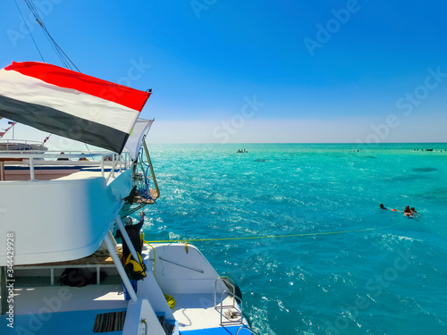 Foto The sailboat in the Red Sea against the blue sky
