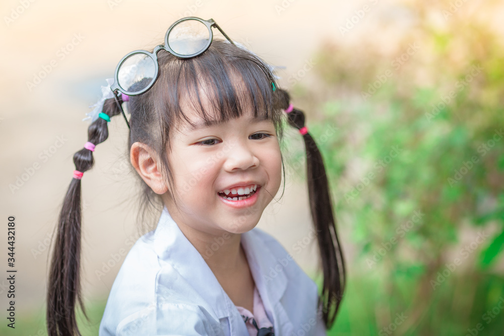 Close-up background view of a cute girl Who are learning science, business concepts, experimenting with chemical coloring or marketing planning Close-up background view of a cute girl Who are learning science, business concepts, experimenting with chemical coloring or marketing planning