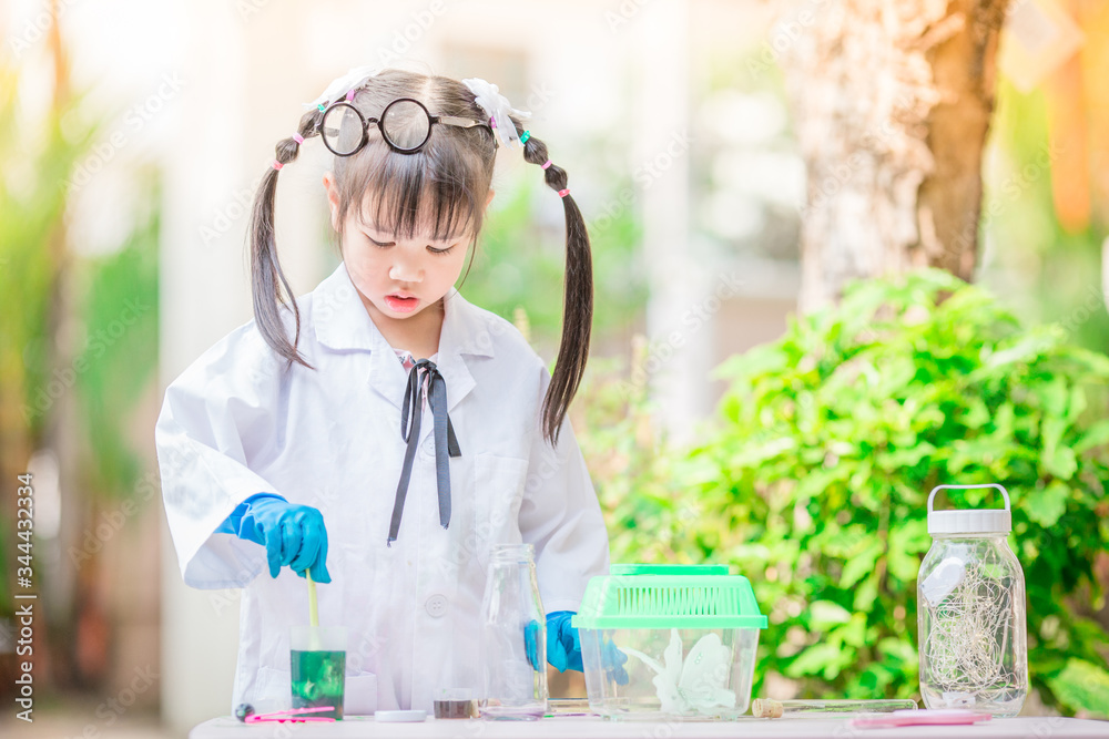 Close-up background view of a cute girl Who are learning science, business concepts, experimenting with chemical coloring or marketing planning Close-up background view of a cute girl Who are learning science, business concepts, experimenting with chemical coloring or marketing planning