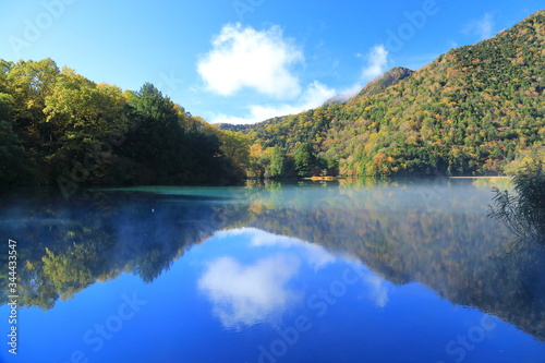 秋の湯の湖 © Nobby Iwata
