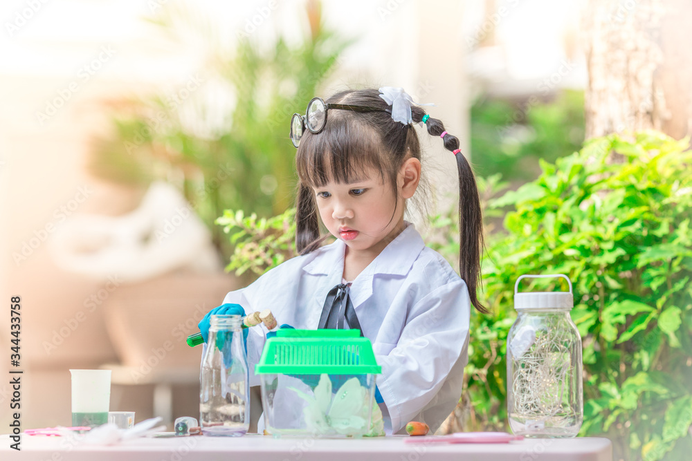 Close-up background view of a cute girl Who are learning science, business concepts, experimenting with chemical coloring or marketing planning Close-up background view of a cute girl Who are learning science, business concepts, experimenting with chemical coloring or marketing planning