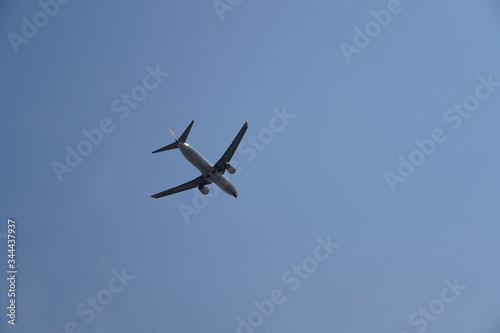Plane flying in the sky seen from below © Stossi Mammot