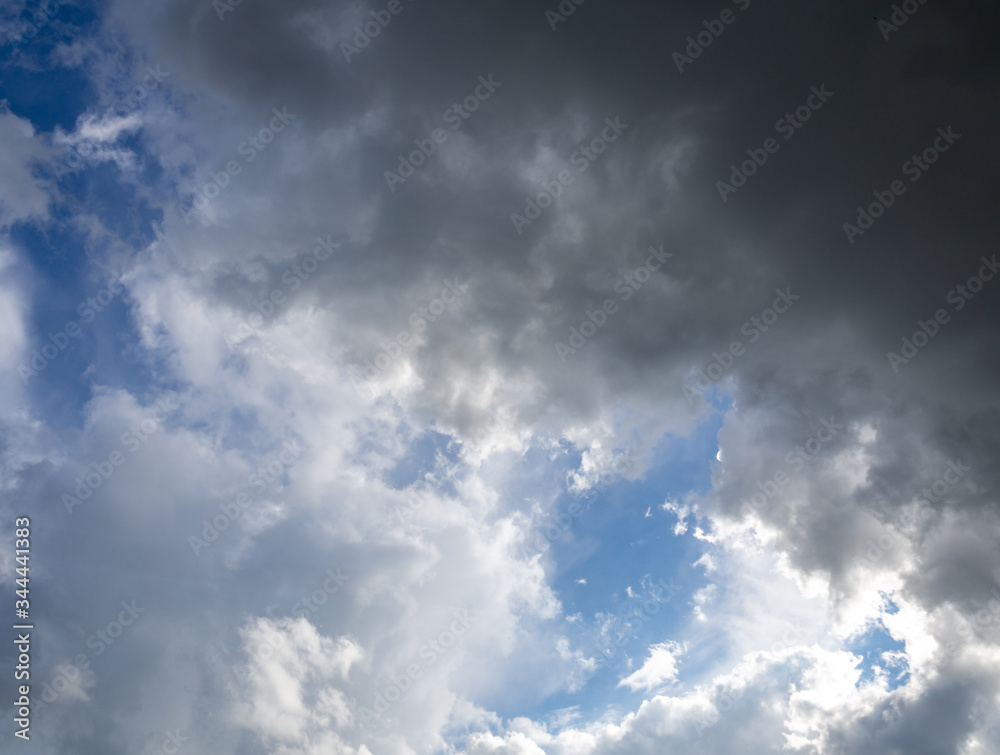 Farbspiel Regenwolken mit Blauen Himmel