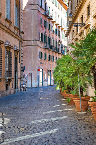 Fototapeta Naklejka Na Ścianę i Meble -  Narrow cobbled old street of Rome, Italy