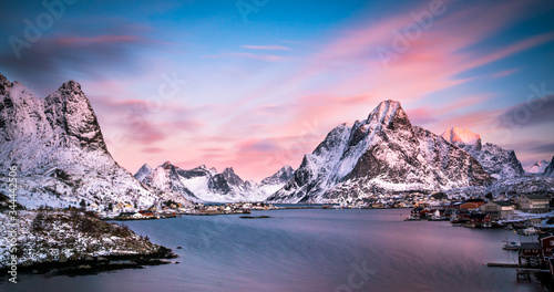 Fotografía mountains and village of norway on the lofoten islands during winter while sunse