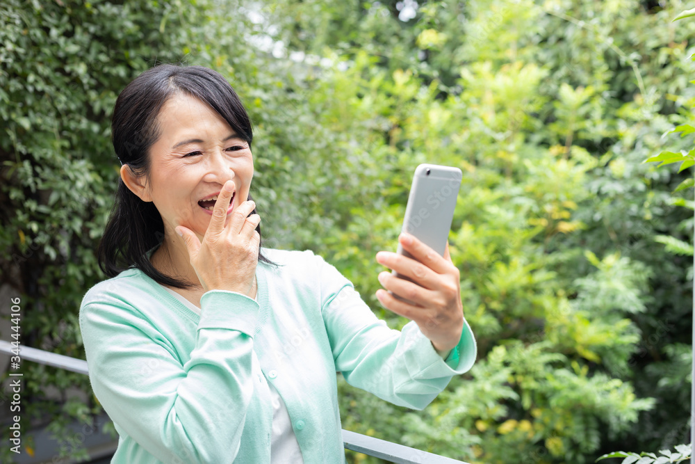 ミドル女性　スマホ