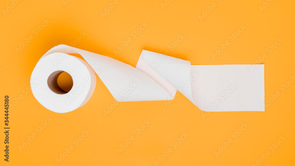 Φωτογραφία Flat lay of toilet paper roll