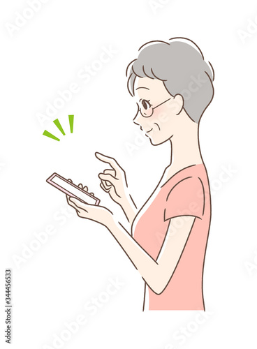 スマホを操作して笑顔な女性の横顔