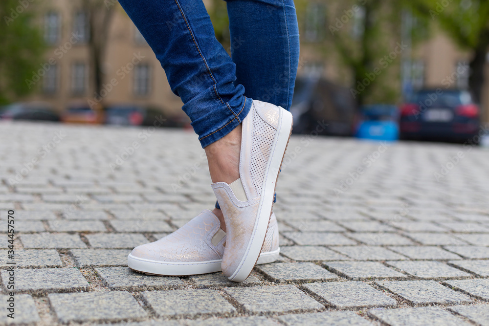 Damskie obuwie, kobiece buty w scenerii miejskiej. - obrazy, fototapety, plakaty 