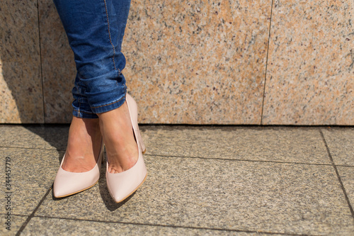Damskie obuwie, kobiece buty w scenerii miejskiej. photo