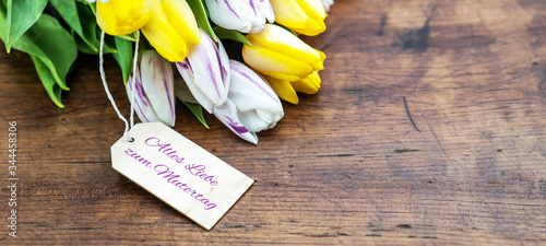 Alles Liebe zum Muttertag Hintergrund Panorama Banner - Blumenstrauß mit gelben, weiß/lilafarbenen Tulpen und Holzetikett auf braunem rustikalem Holztisch, mit Textfreiraum photo