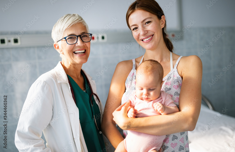Φωτογραφία Happy beautiful mother and little baby on medical examination in pediatrician of