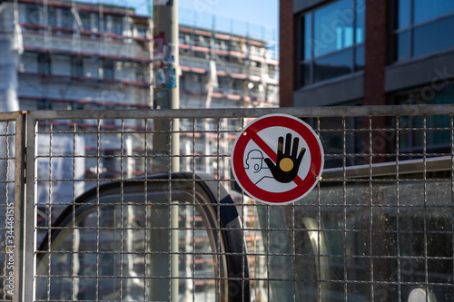 Schild "Betreten verboten" an einem Zaun