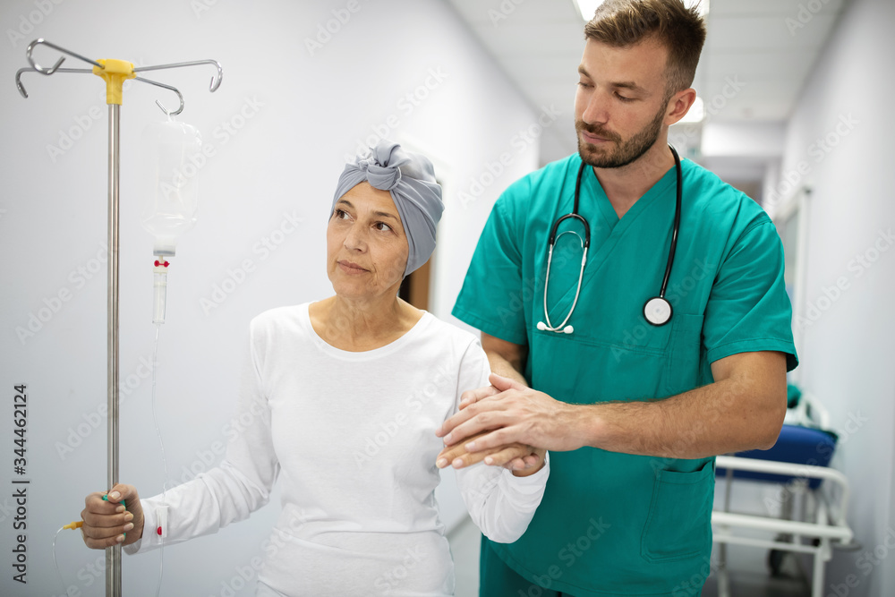 Obraz premium Woman with cancer during chemotherapy recovering from illness in hospital