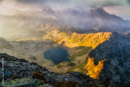 Dolina Pięciu Stawów Polskich w Tatrach, widok z masywu Świnicy © Piotr Gołębniak
