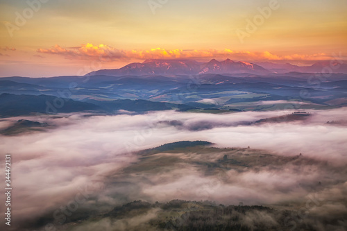 Tatry o wschodzie słońca, widok z Trzech Koron w Pieninach