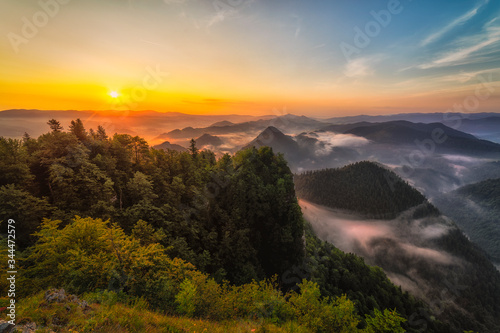 Widok z Trzech Koron w Pieninach o wschodzie słońca © Piotr Gołębniak